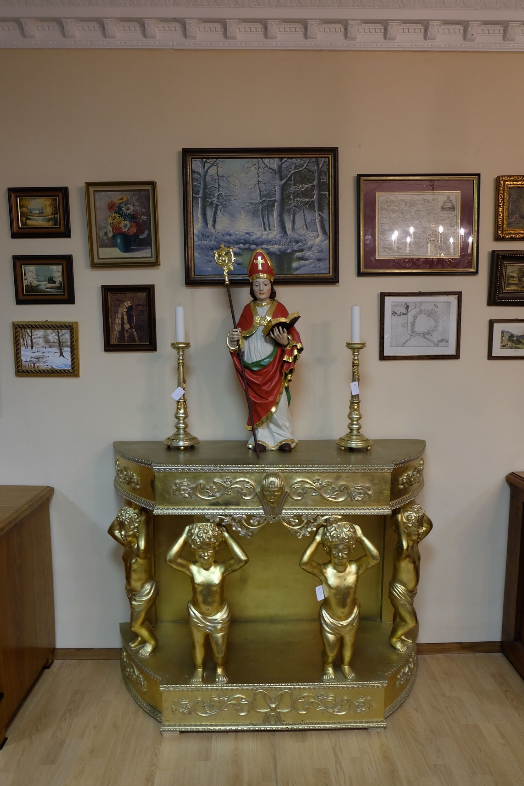 Konsole in Gold gehalten