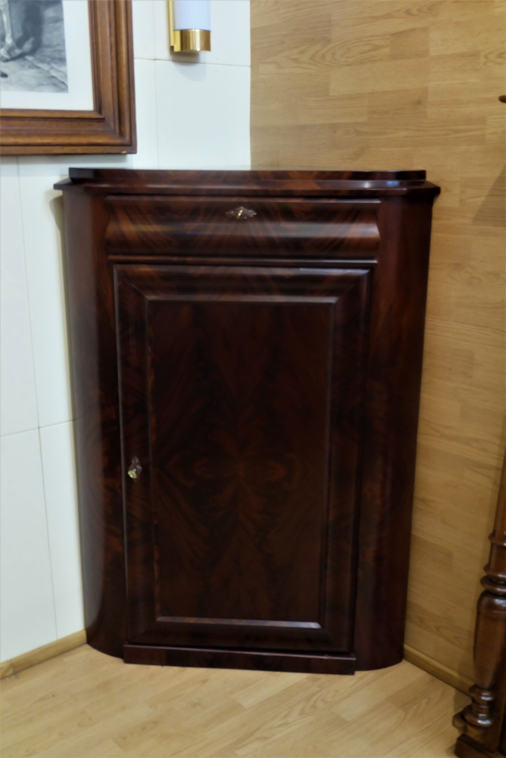 wunderschöne Eckanrichte